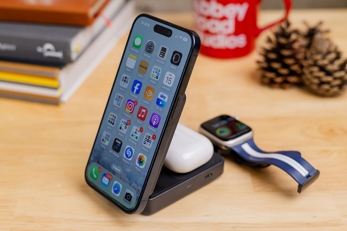 Anker MagGo Wireless Charging Station (Foldable 3-in-1) &ndash; Compact travel MagSafe charger
