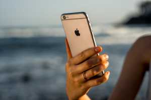 VR hints, smaller iPhone rumors, Apple still doomed