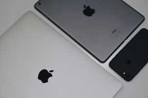 Apple&rsquo;s first OLED MacBook could have a touchscreen display