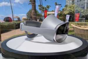 Samsung&rsquo;s Vision Pro killer is half the price and half a pound lighter