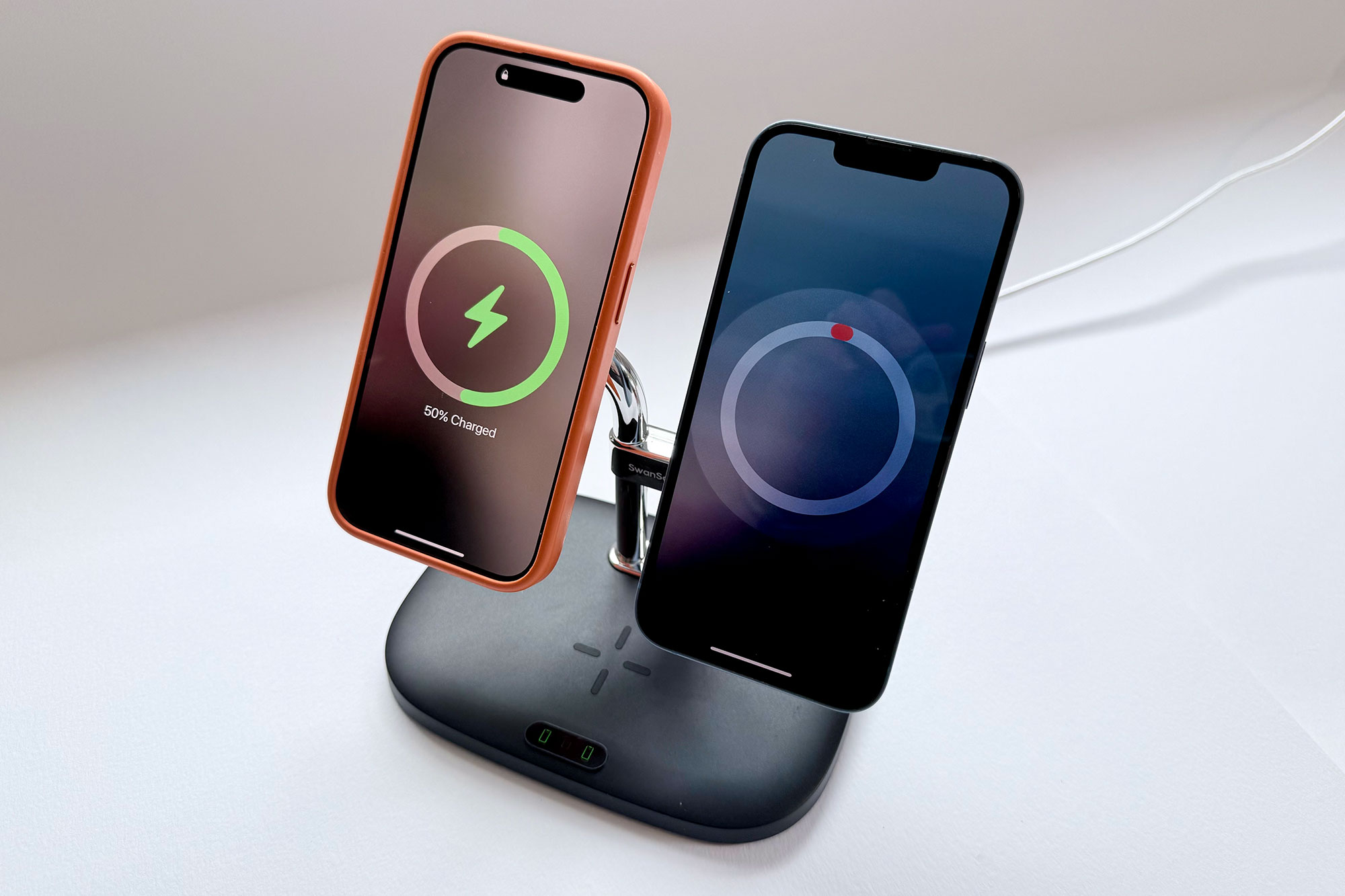 SwanScout 706M Dual Phone Charging Station &ndash; Best magnetic charging stand for two iPhones